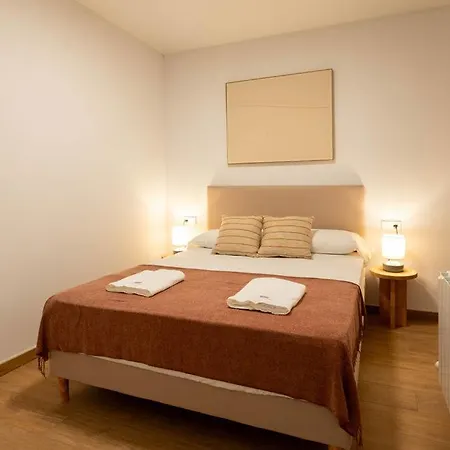Stylish & Cozy 3-Bedroom Central Apartment With Private Car Parking *