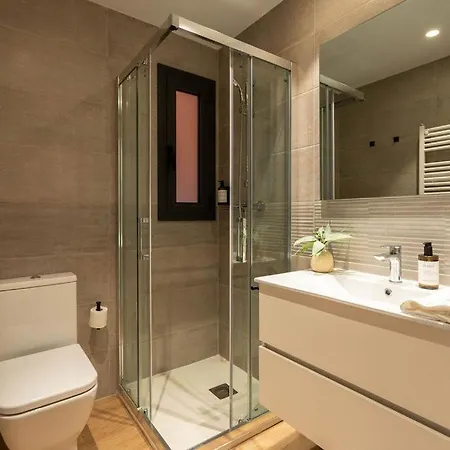 Stylish & Cozy 3-Bedroom Central Apartment With Private Car Parking