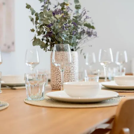 Daire Stylish & Cozy 3-Bedroom Central Apartment With Private Car Parking