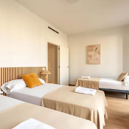 Stylish & Cozy 3-Bedroom Central Apartment With Private Car Parking *