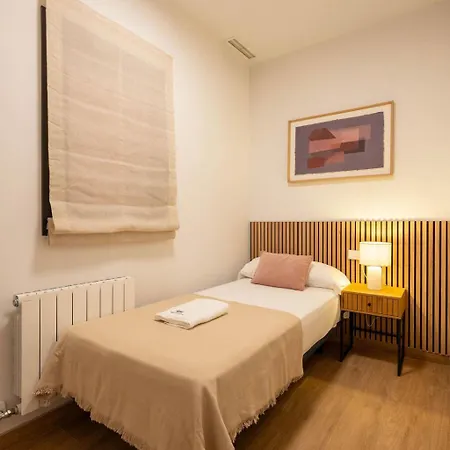 Stylish & Cozy 3-Bedroom Central Apartment With Private Car Parking *