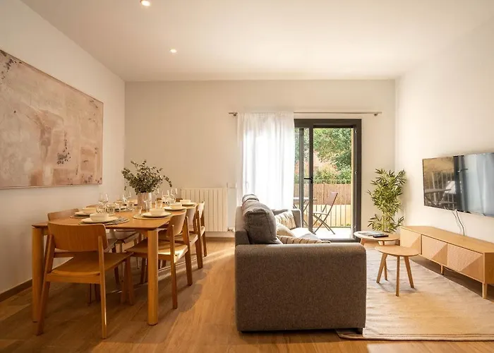 Stylish & Cozy 3-bedroom With Private Balcony Apartment Girona