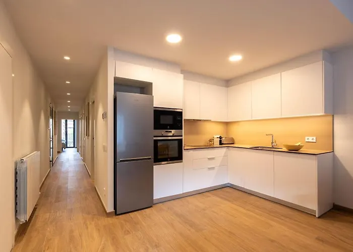 Stylish & Cozy 3-bedroom With Private Balcony Apartment Girona