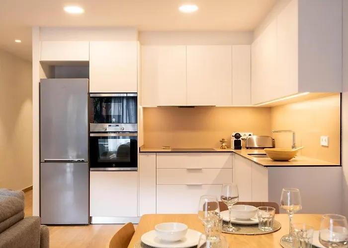 Stylish & Cozy 3-bedroom With Private Balcony Apartment Girona