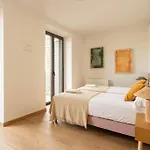 Stylish & Cozy 3-bedroom With Private Balcony Apartment *